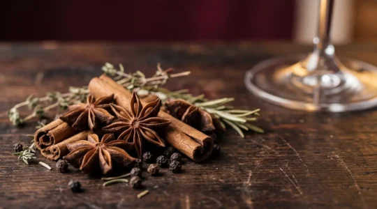 Spezie e aromi disposti per allenamento olfattivo del vino